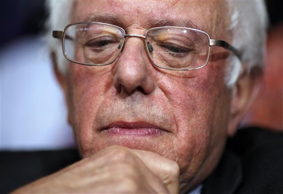 El ex precandidato presidencial demócrata, Bernie Sanders, sonríe antes de pedir que Hillary Clinton se convierta en la elección unánime para la nominación presidencial durante el segundo día de sesiones de la Convención Nacional Demócrata en Filadelfia el martes 26 de julio de 2016. (AP Photo/Matt Rourke)