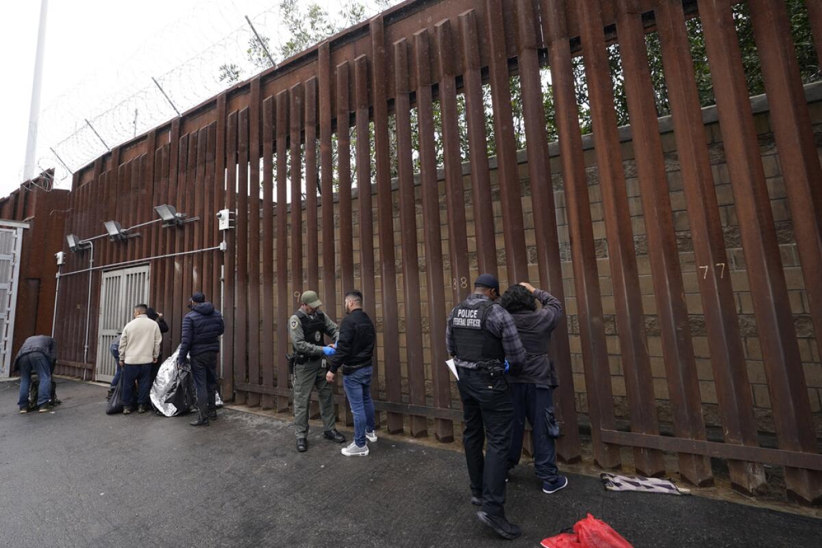 Oficiales federales estadounidenses le quitan las esposas