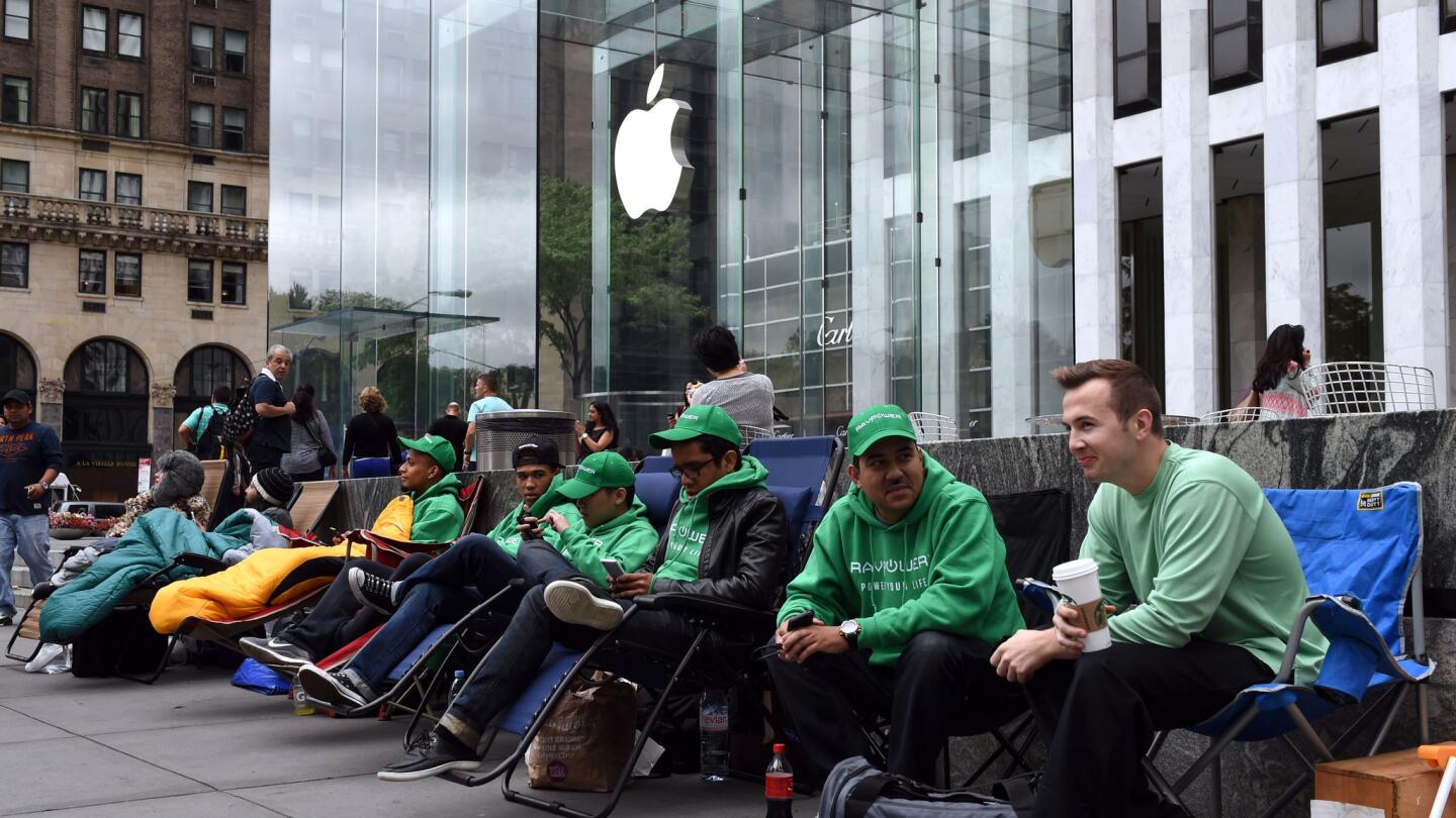 Apple fans gather at New York Apple Store