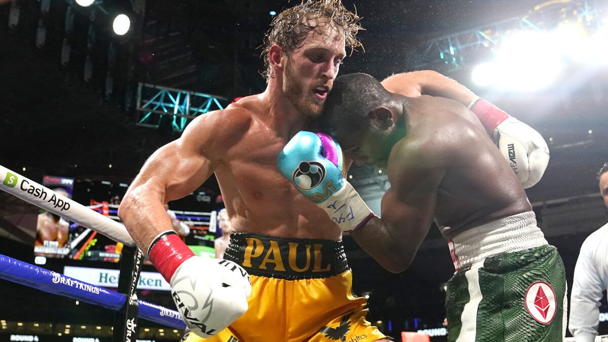 Floyd Mayweather Jr Lands More Punches Logan Paul Stays On His Feet For Full Bout Los Angeles Times