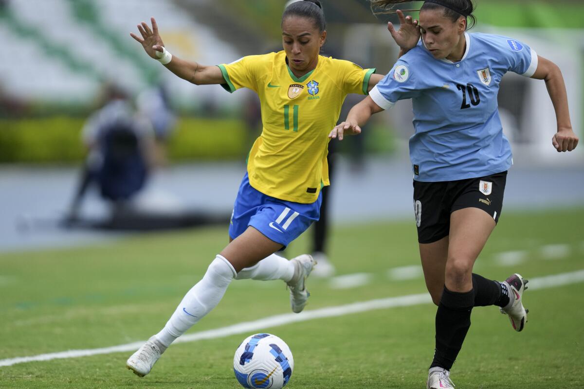 La brasileña Adriana pelea por el balón Luciana Gomez de Uruguay 