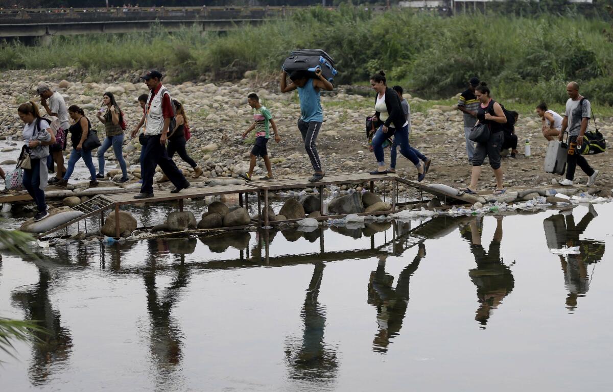 Los venezolanos cruzan la frontera entre Colombia y Venezuela.