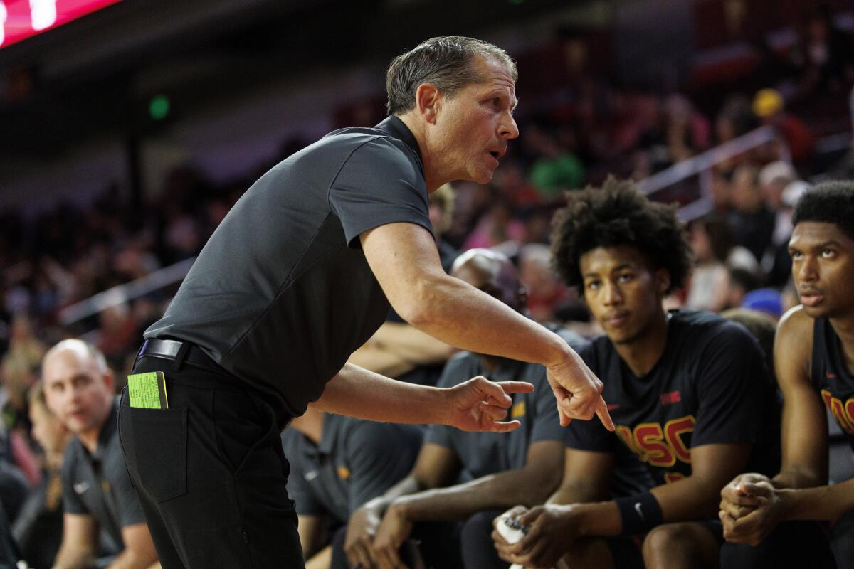 USC antrenörü Eric Musselman, Perşembe günü Galen Center'da Truva atlarının Oregon'a karşı yenilgisi sırasında takımıyla konuşuyor.
