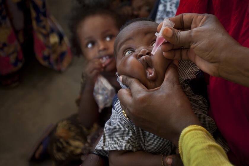 ARCHIVO - En esta fotografía un bebé somalí recibe una vacuna contra la polio, en el centro de salud materna de Medina, en Mogadiscio, Somalia. (AP Foto/Ben Curtis, Archivo)