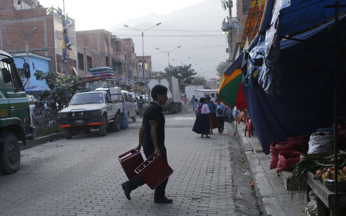 En esta imagen del 6 de junio de 2015, un trabajador carga cajas de cerveza encargada con antelación para su almacenaje hasta el final de la ley seca, en La Asunta, al nordeste de La Paz, en Bolivia. Líderes vecinales han impuesto una especie de regla ciudadana de ley seca en la localidad montañosa de La Asunta, en una región de cultivo de coca para evitar violaciones y otros delitos.