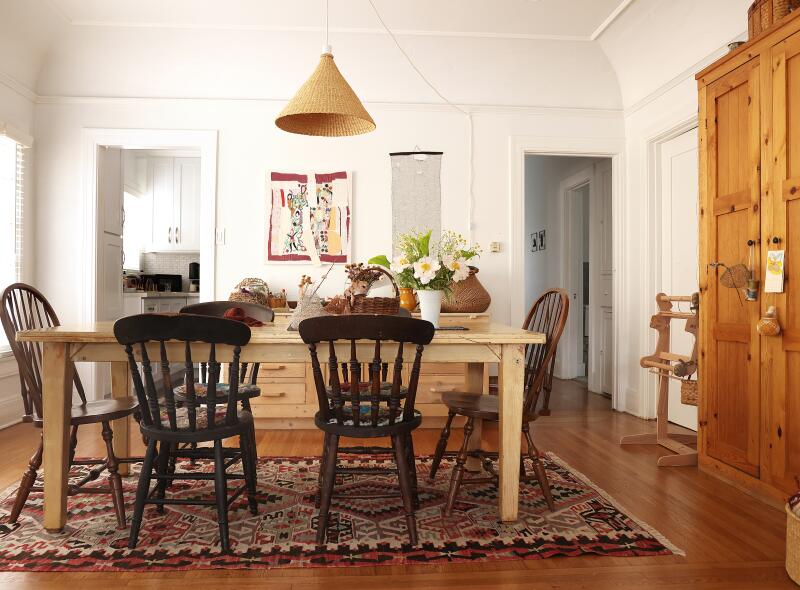Una cocina con mesa de madera y asientos