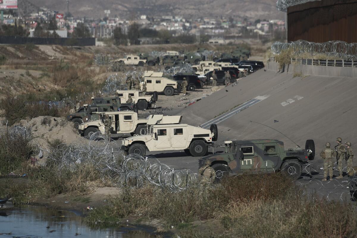 El ejército estadounidense protege la frontera de El Paso con México.