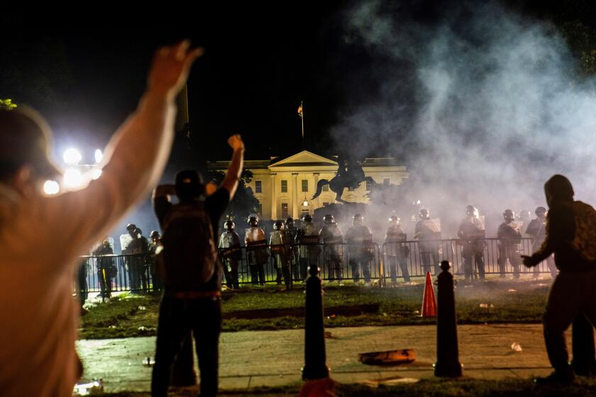 Manifestantes se enfrentan a la policía fuera de la Casa Blanca durante una manifestación por la muerte de George Floyd, que murió bajo custodia policial, en Washington, DC, EUA, el 31 de mayo de 2020.