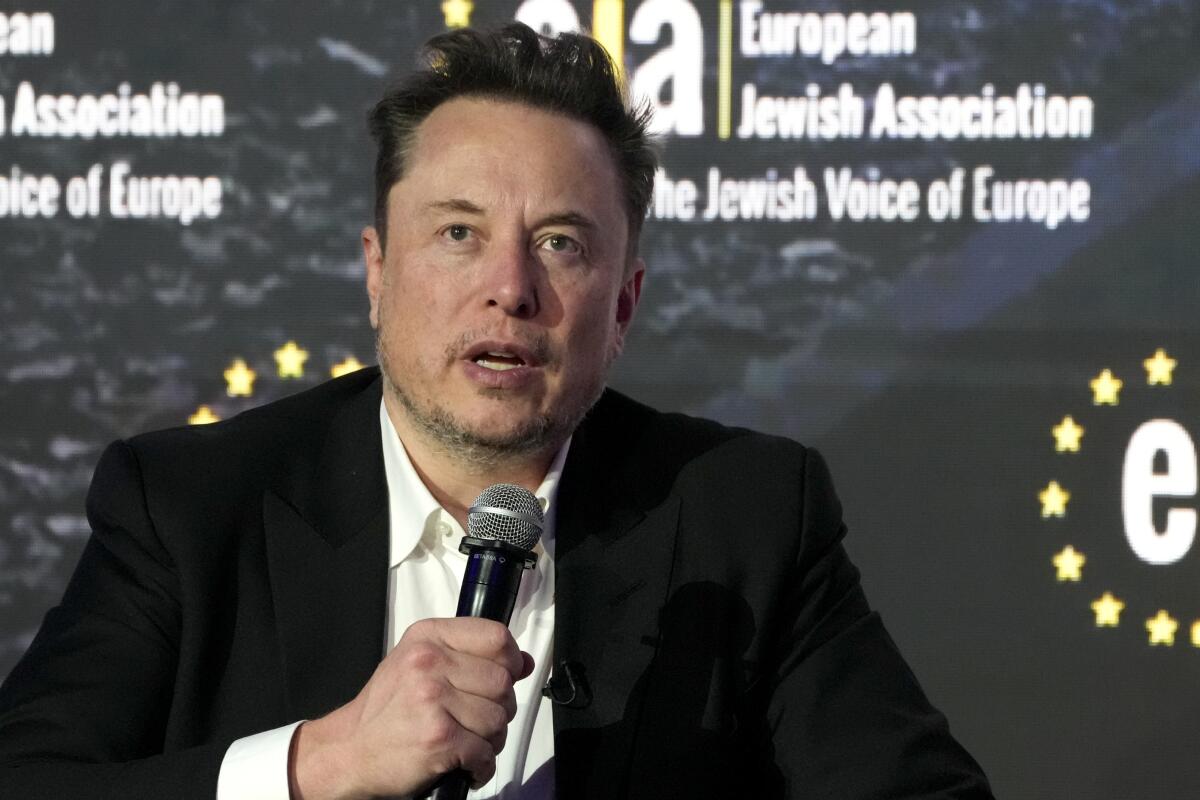 ARCHIVO - El director general de Tesla y SpaceX, Elon Musk, pronuncia un discurso 