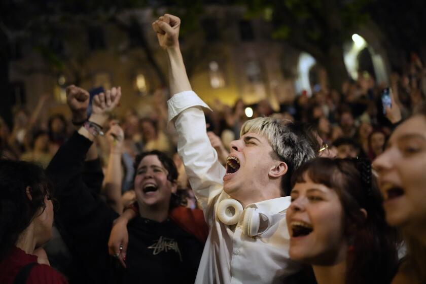 Miles de personas cantan la canción "Grândola, Vila Morena" poco después de la medianoche, el 25 de abril de 2024, en la Plaza do Carmo, en Lisboa, en el 50 aniversario de la Revolución de los Claveles. (AP Foto/Armando Franca)