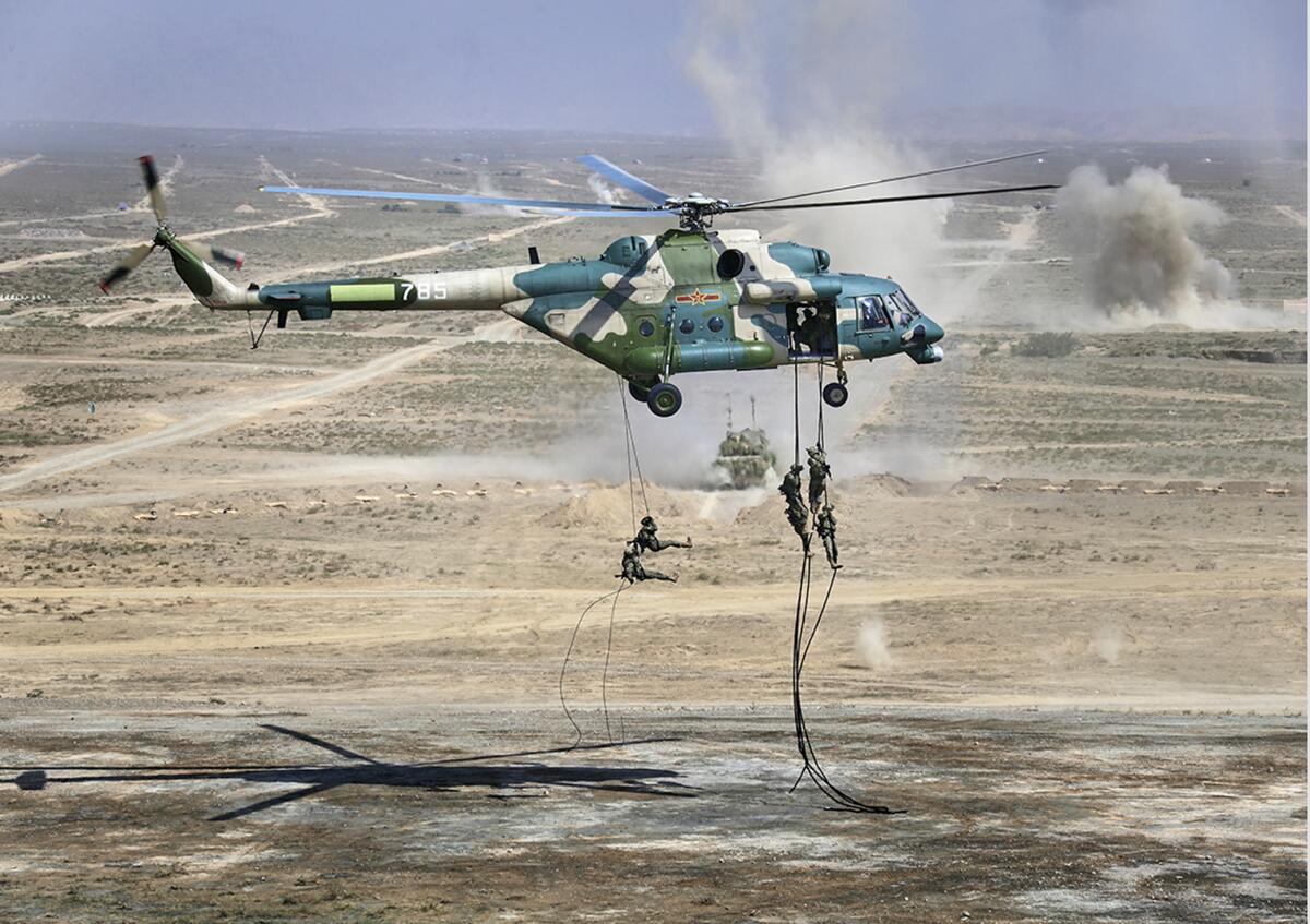 Un helicóptero de China durante maniobras militares conjuntas con Rusia 