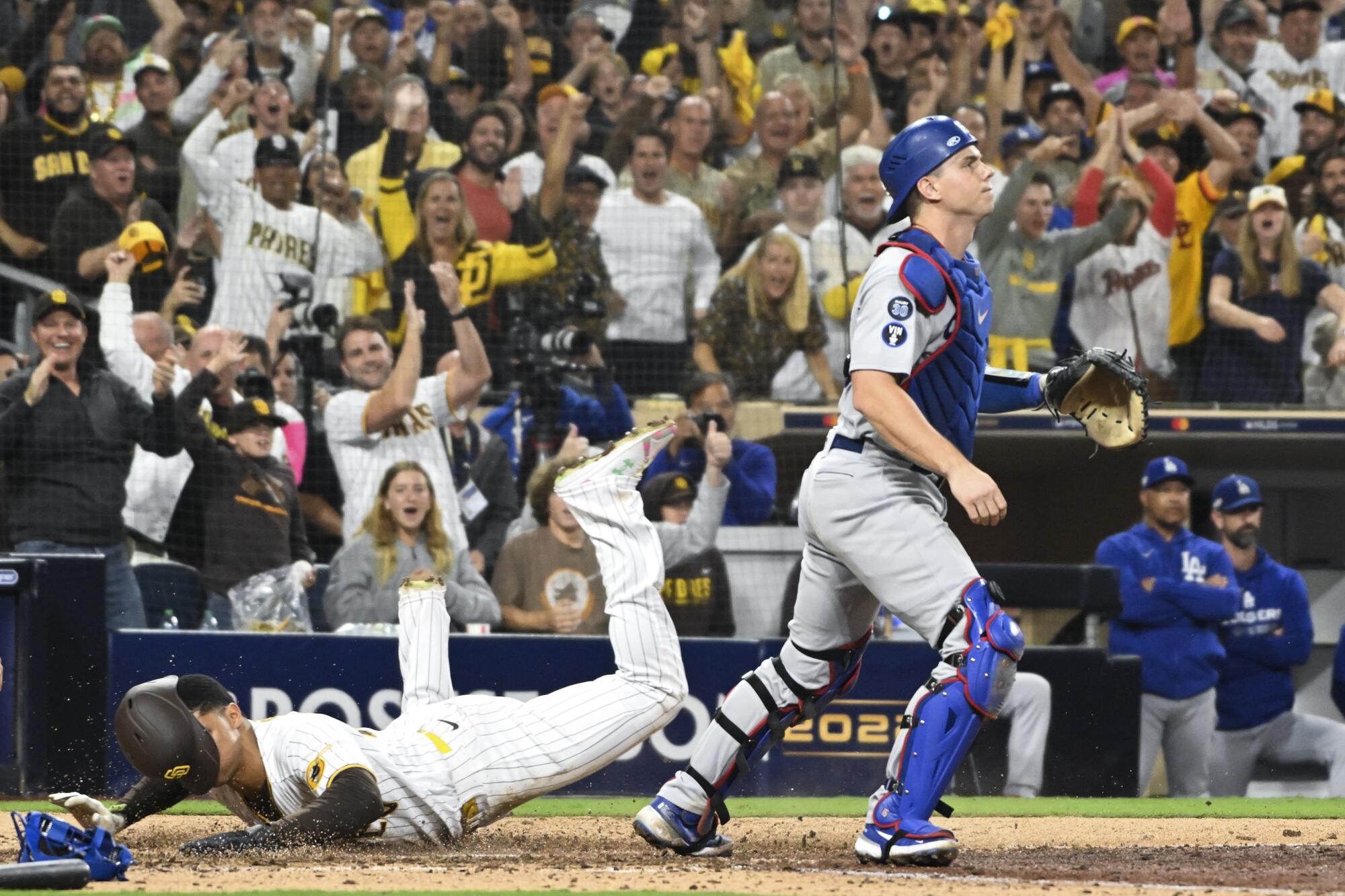  Dodgers catcher Will Smith can only watch as Padres' Juan Soto scores.