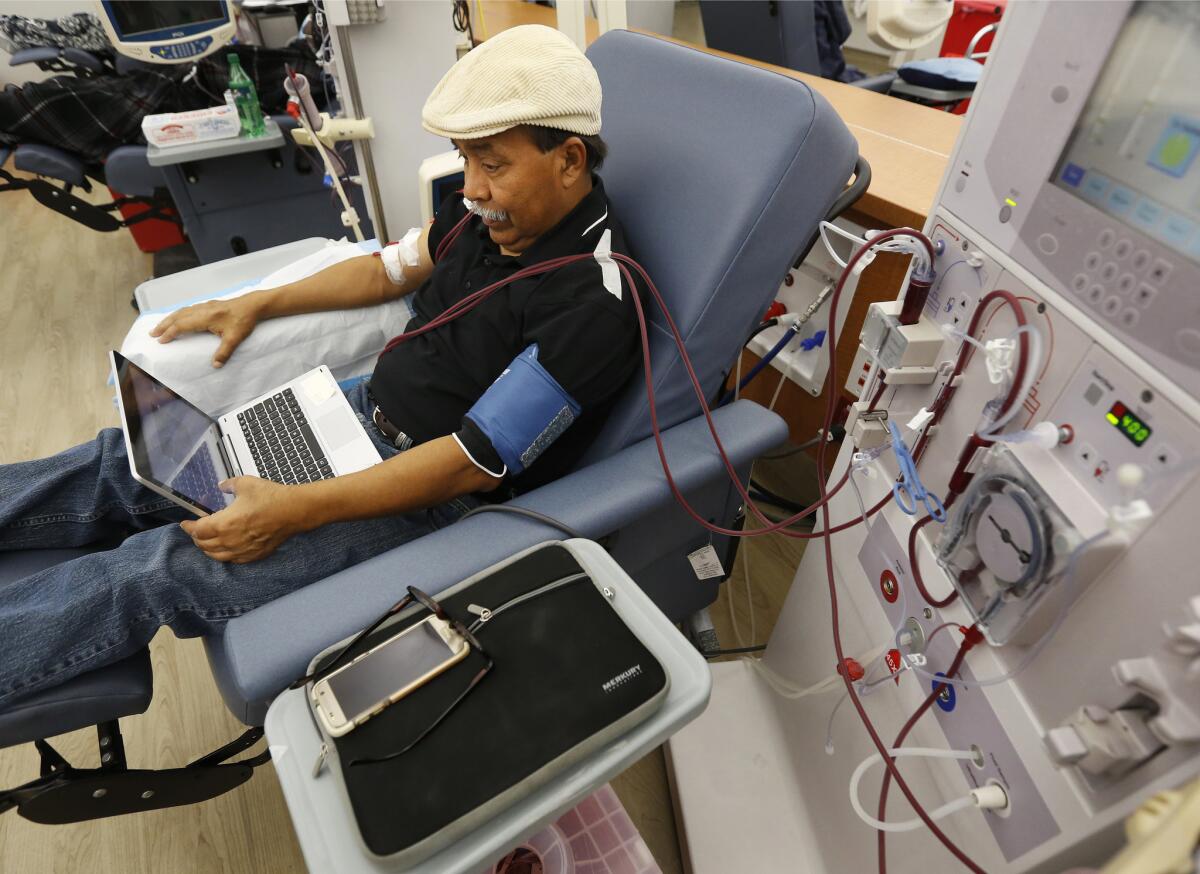En esta foto tomada el lunes 24 de septiembre de 2018, Adrian Pérez se somete a diálisis en una clínica DaVita Kidney Care en Sacramento, California. Si es aprobada por los votantes en noviembre, la Proposición 8 limitará los beneficios de las clínicas de diálisis.