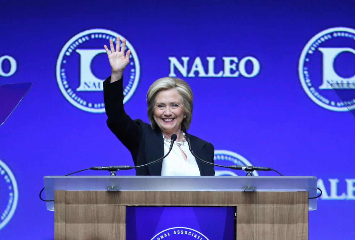 La precandidata demócrata a la Presidencia de Estados Unidos, Hillary Clinton, habla durante su intervención en la segunda jornada de la conferencia anual de la Asociación Nacional de Funcionarios Públicos Latinos Elegidos (NALEO) celebrada hoy, jueves 18 de junio 2015, en Las Vegas, Nevada. Clinton reafirmó hoy ante un millar de funcionarios latinos su compromiso con la reforma migratoria que incluya un camino a la ciudadanía.