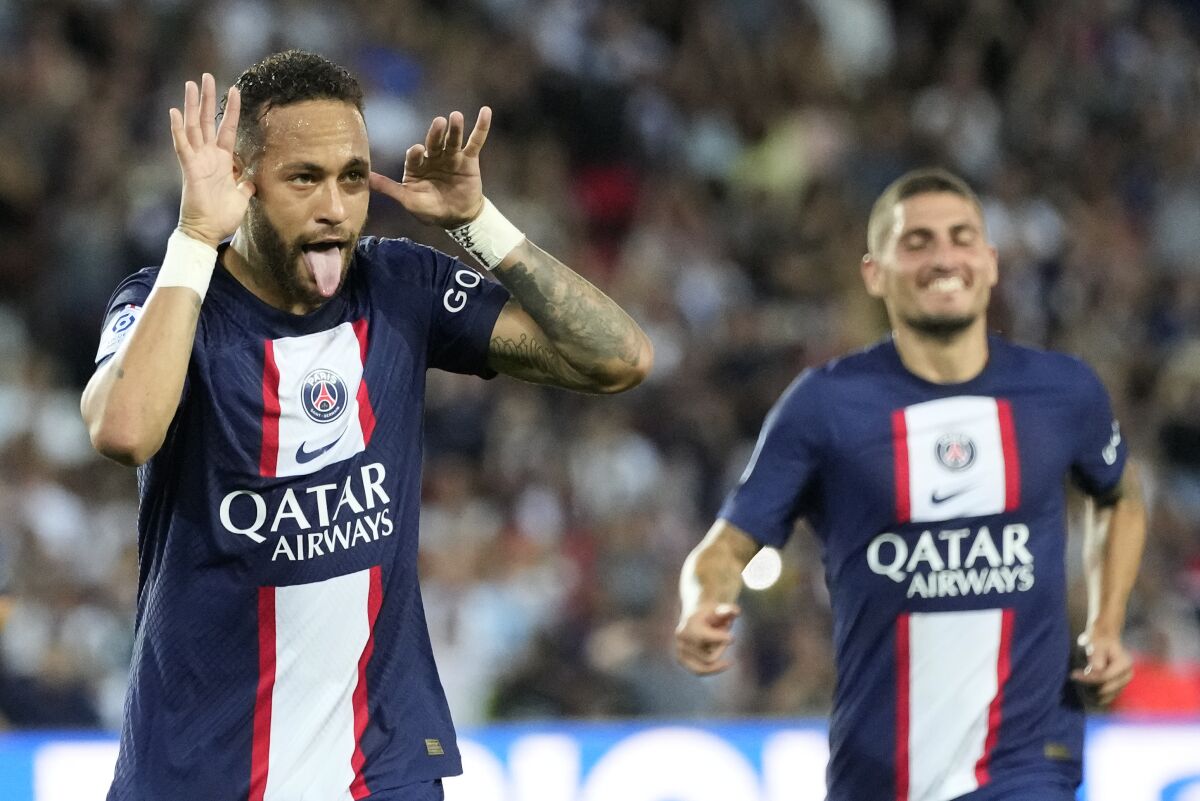 Neymar, del París Saint-Germain, festeja luego de anotar el segundo gol ante Montpellier, en un duelo de la liga francesa, realizado el sábado 13 de agosto de 2022 (AP Foto/Francois Mori)