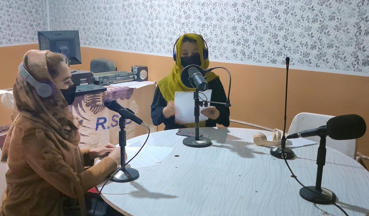 Najia Sorosh (izquierda), directora de la emisora de radio gestionada por mujeres Sadai Banowan, 