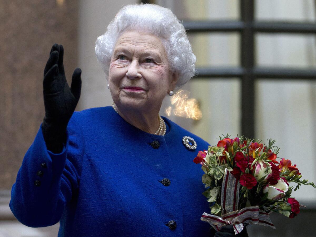 ARCHIVO - En imagen de archivo del martes 18 de diciembre de 2012, la reina Isabel II 