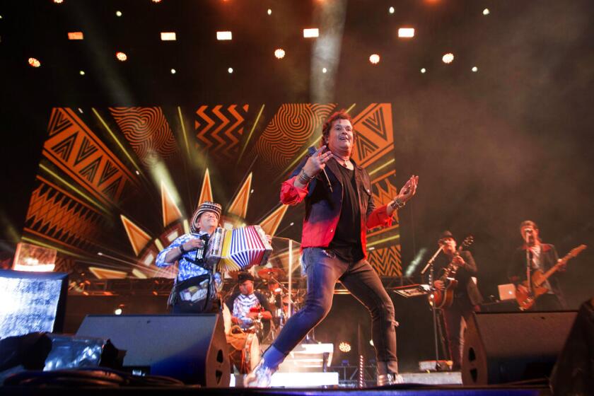 Carlos Vives, junto al acordeonista Egidio Cuadrado, se presenta en el festival de música Vive Latino en la Ciudad de México.