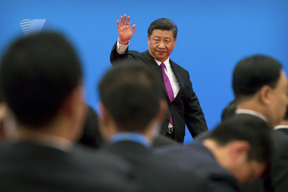 En esta imagen de archivo, tomada el 27 de abril de 2019, el presidente de China, Xi Jinping, saluda tras una conferencia de prensa en las afueras de Beijing. (AP Foto/Mark Schiefelbein, archivo)