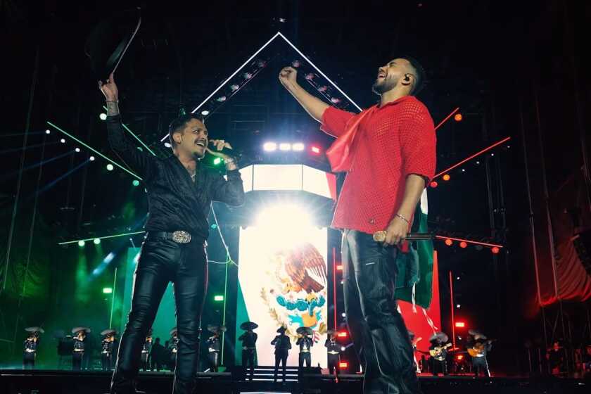 Christian Nodal fue invitado por Romeo Santos para cantar juntos en el escenario de Campo Marte durante su segunda noche en la Ciudad de México.