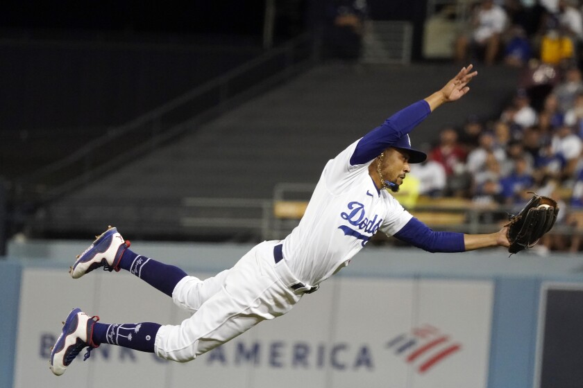 Joueur de Dodgers faisant une prise de plongée