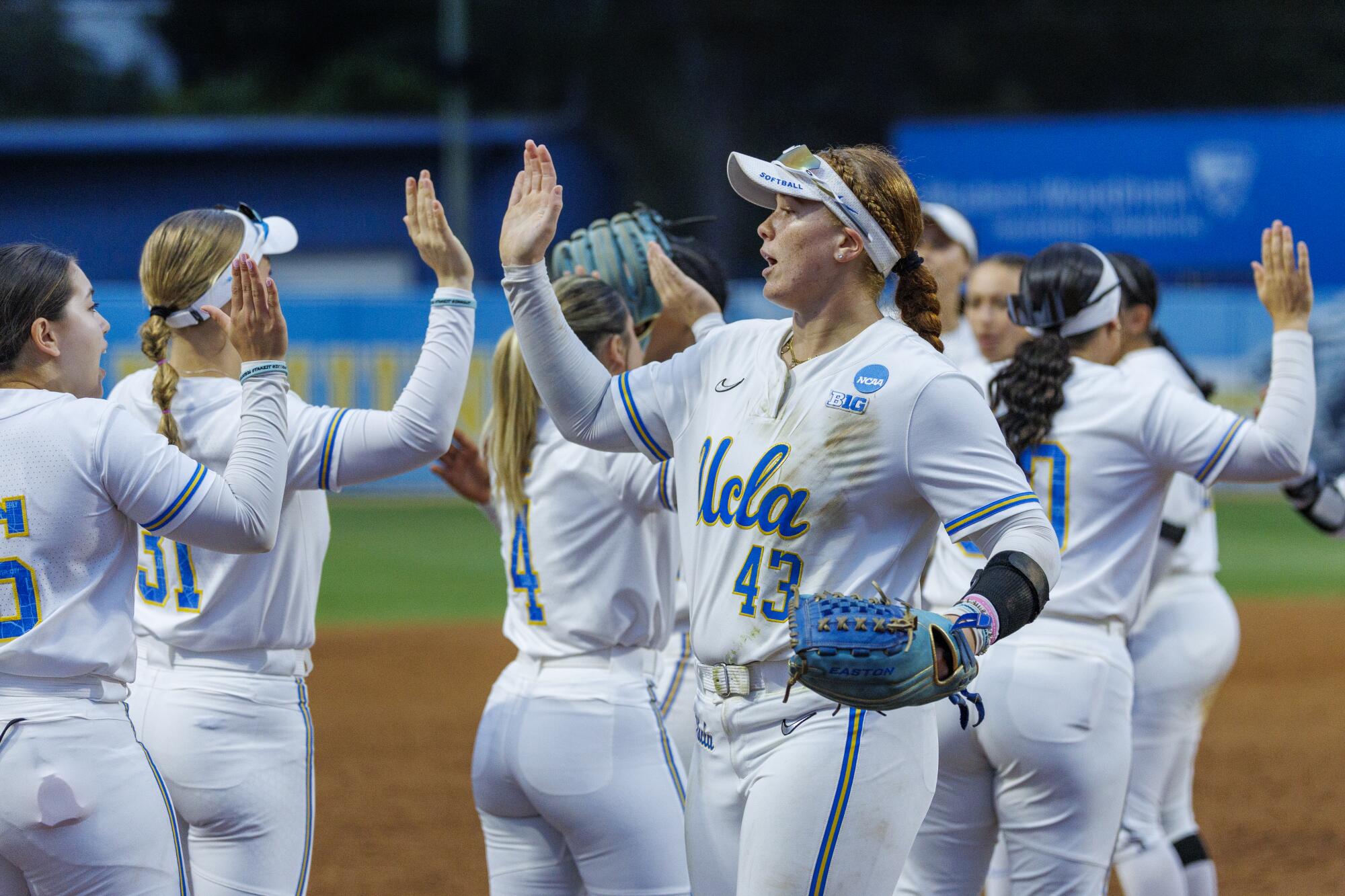UCLA kıdemli Megan Grant (43), Cuma günü Easton Stadyumu'nda UCF'yi yenerken takım arkadaşlarına beşlik çakıyor.