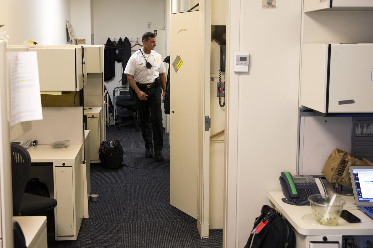 Un agente del Servicio Secreto revisa el área de prensa en la Casa Blanca en Washington, el martes 9 de junio de 2015 que fue evacuado por cuestiones de seguridad. (Foto AP/Evan Vucci)
