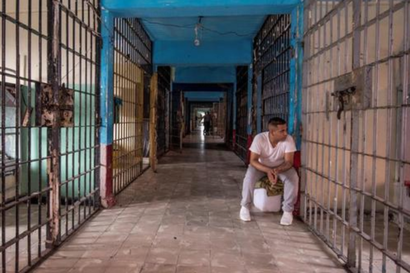 Un hombre se sienta este sábado en un pasillo entre las celdas del penal Topo Chico, en la ciudad de Monterrey, estado de Nuevo León (México). La vieja prisión de Topo Chico, inaugurada en 1943 y representativa de la violencia en las cárceles mexicanas, cerrará sus puertas el 30 de septiembre debido a los insuperables vicios que la caracterizaron por años. EFE/Miguel Sierra