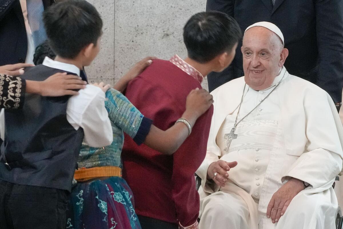 El papa Francisco es recibido por niños que bailan a su llegada al aeropuerto internacional de Changi