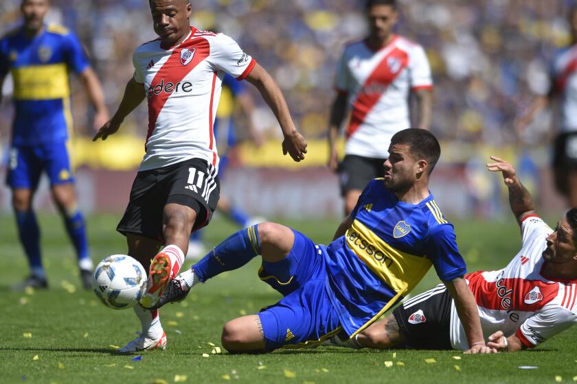 FILE - Marcelo Weigandt, center, of Boca Juniors, competes for the ball with River Plate's Nicolas De La Cruz, left, at La Bombonera stadium in Buenos Aires, Argentina, Oct. 1, 2023. Inter Miami announced they have signed Weigandt, the Argentine fullback on loan from Boca Juniors, on Thursday, March 28, 2024. (AP Photo/Gustavo Garello, File)