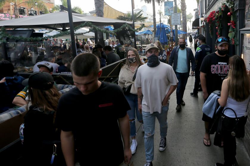 HUNTINGTON BEACH, CA. - DEC. 6, 2020. Shoppers and diners crowd Main Street in downtown Huntington Beach on Sunday, Dec. 6, 2020. . (Luis Sinco/Los Angeles Times)