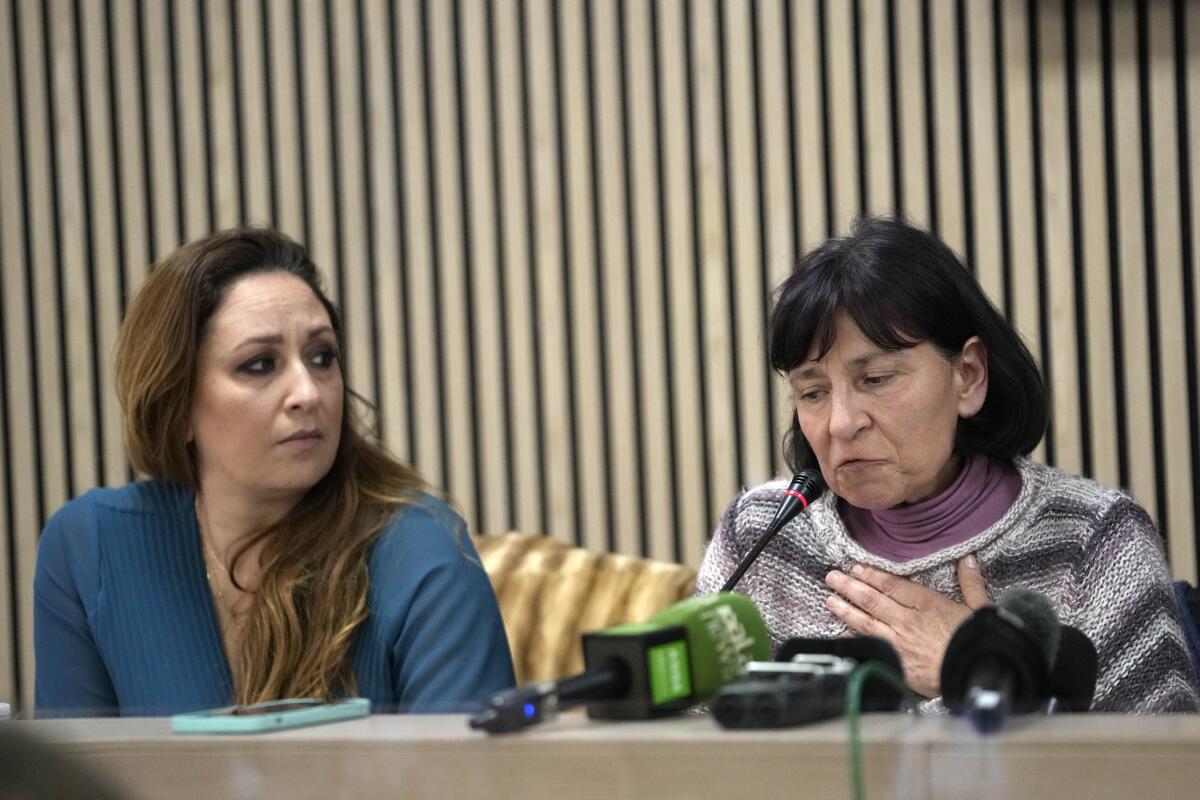 La abogada Laura Sgro, izquierda, escucha a Gloria Branciani en conferencia de prensa en Roma, 