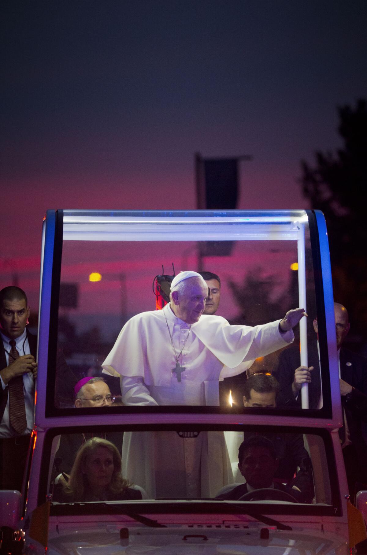 El papa Francisco saluda a una multitud de fieles. (Foto AP/Pablo Martinez Monsivais, Pool)