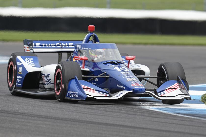 El piloto español Alex Palou conduce durante la clasificación para el Gran Premio de Indianápolis del IndyCar, en el Circuito Automovilístico de Indianápolis, viernes 11 de agosto de 2023. (AP Foto/Darron Cummings)