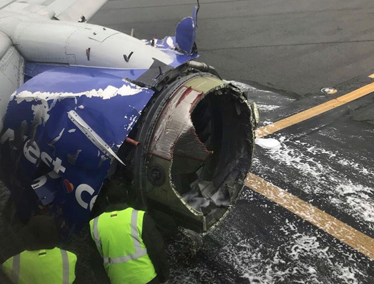 El motor del avión de Southwest Airlines que tuvo que hacer un aterrizaje de emergencia en Filadelfia el 17 de abril del 2018.