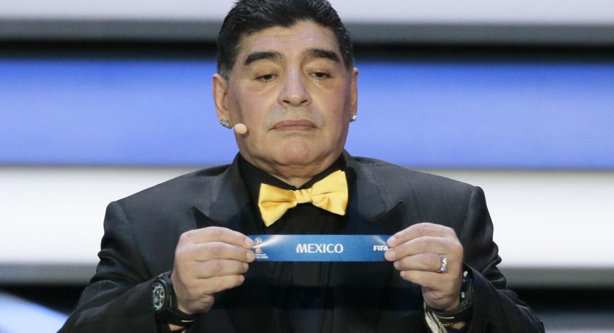 Diego Maradona muestra el nombre de México, en el sorteo para el Mundial Rusia 2018.