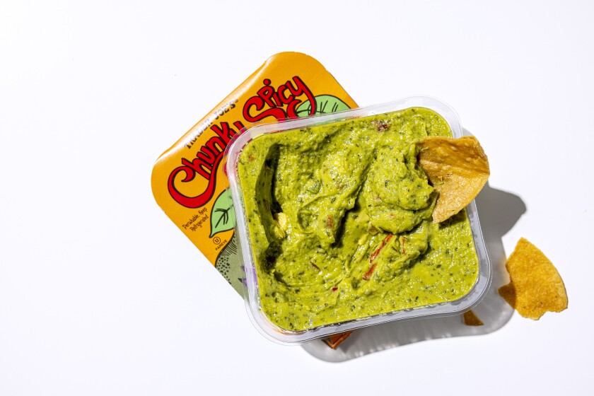 LOS ANGELES, KALIFORNIEN, 3. Februar 2022: Trader Joe's Chunky Spicy Guacamole for Guacamole Taste Test Story