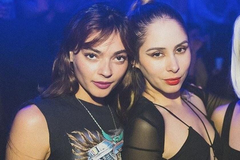Hilda Marcela Cabrales Arzola y su amiga Christy Giles.