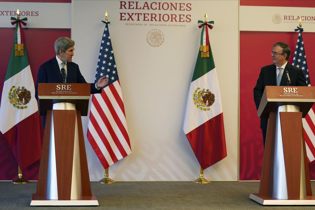 El enviado estadounidense para el clima John Kerry (i) con el canciller mexicano Marcelo Ebrard en Ciudad de México.