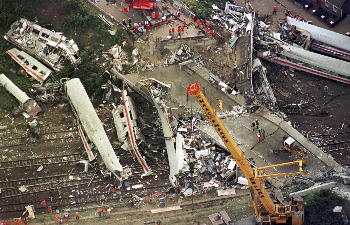 La escena del descarrilamiento de un tren en Eschede, Alemania, el 4 de junio de 1998.