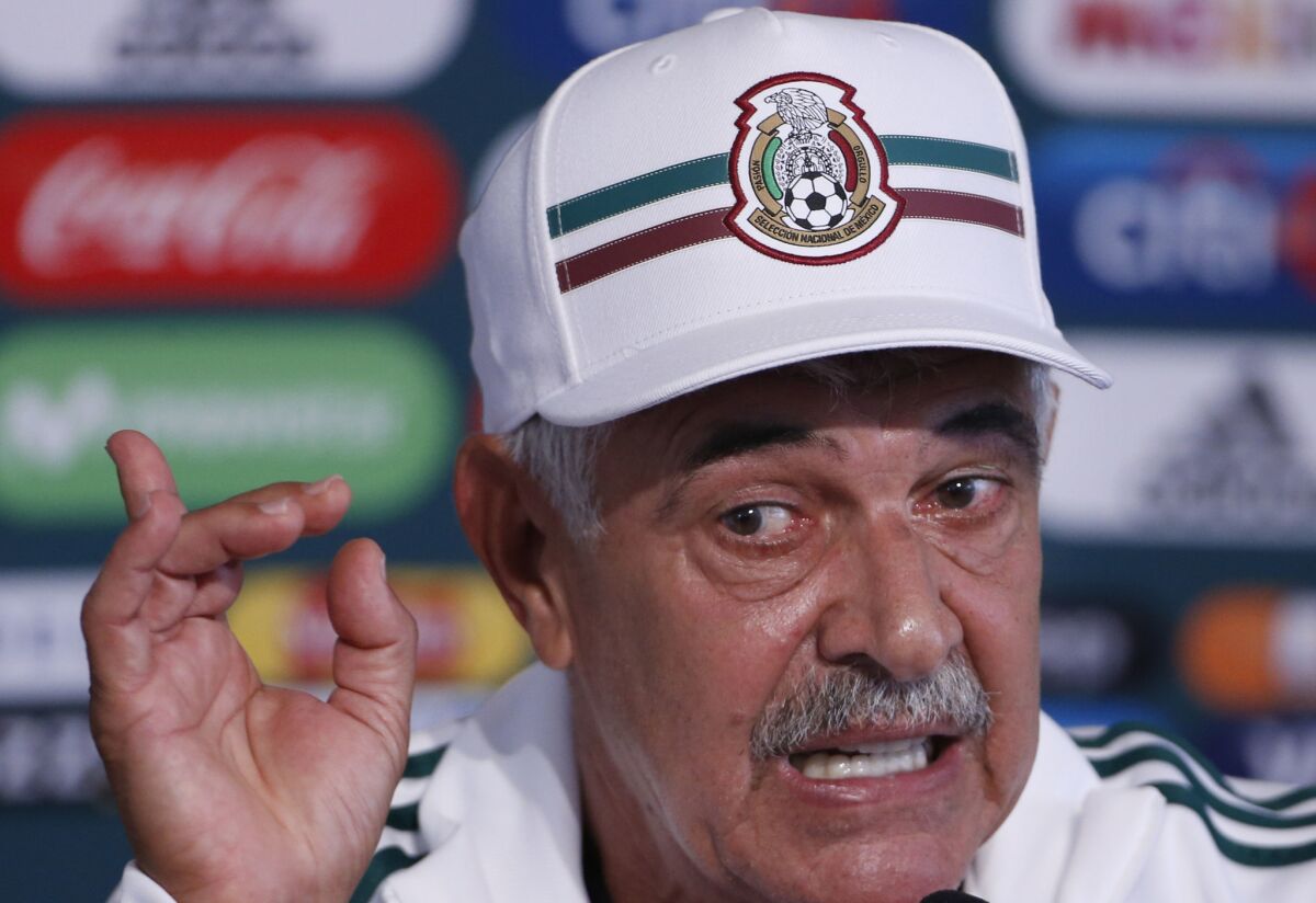 El brasileño Ricardo Ferretti ofrece declaraciones en la conferencia de prensa en que fue presentado como el nuevo técnico interino de la selección mexicana de fútbol, en Ciudad de México, el lunes 3 de septiembre de 2018.