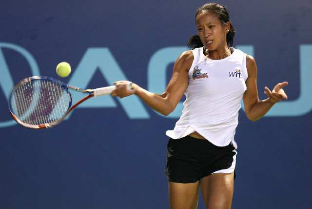 The Newport Beach Breakers' Anne Keothavong returns a forehand to St. Louis Aces' Maria Sanchez in her World Team Tennis debut.