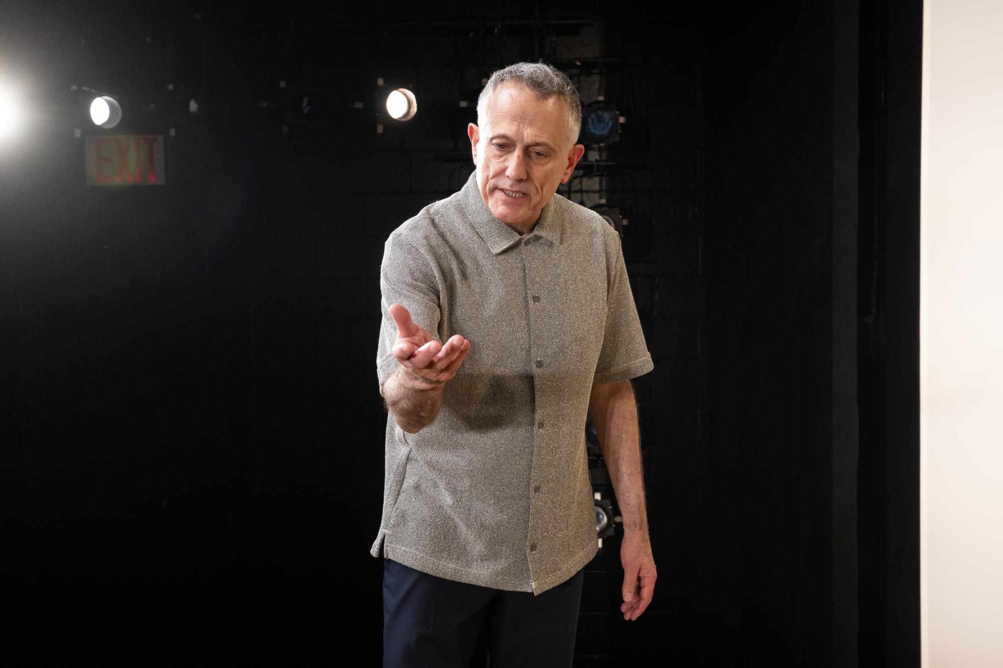 David Greenspan em um "Presumo que você conheça David Greenspan" por Mona Pirnot.