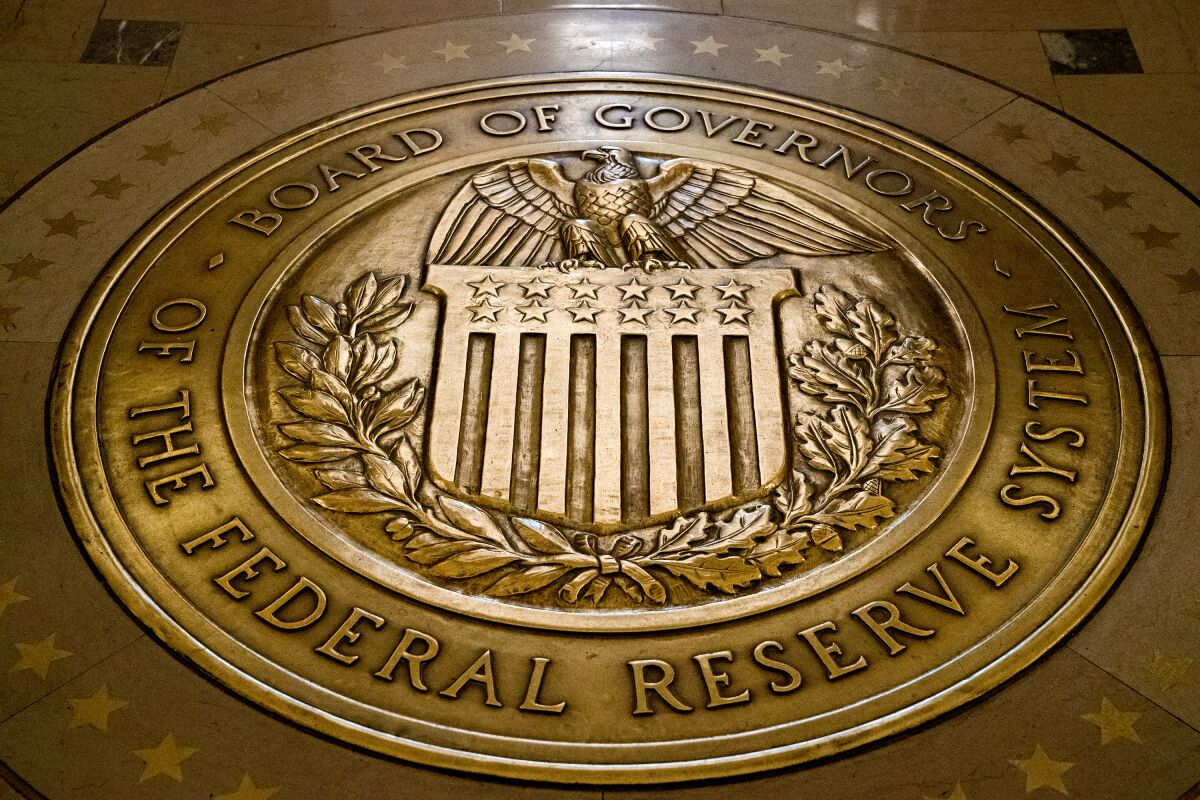 Foto del sello de la Reserva Federal en Estados Unidos, en la sede de esa institución en Washington,