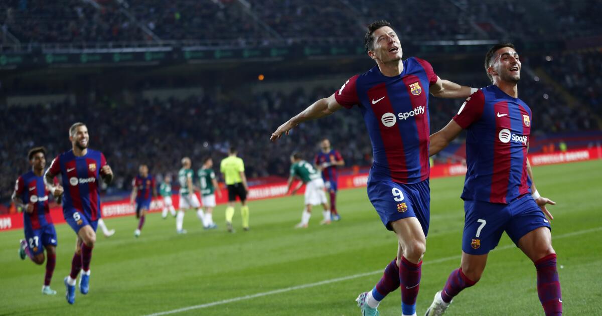 Lewandowski anotó dos goles para llevar al Barcelona a una victoria por 2-1 sobre el Alavés en la Liga española.