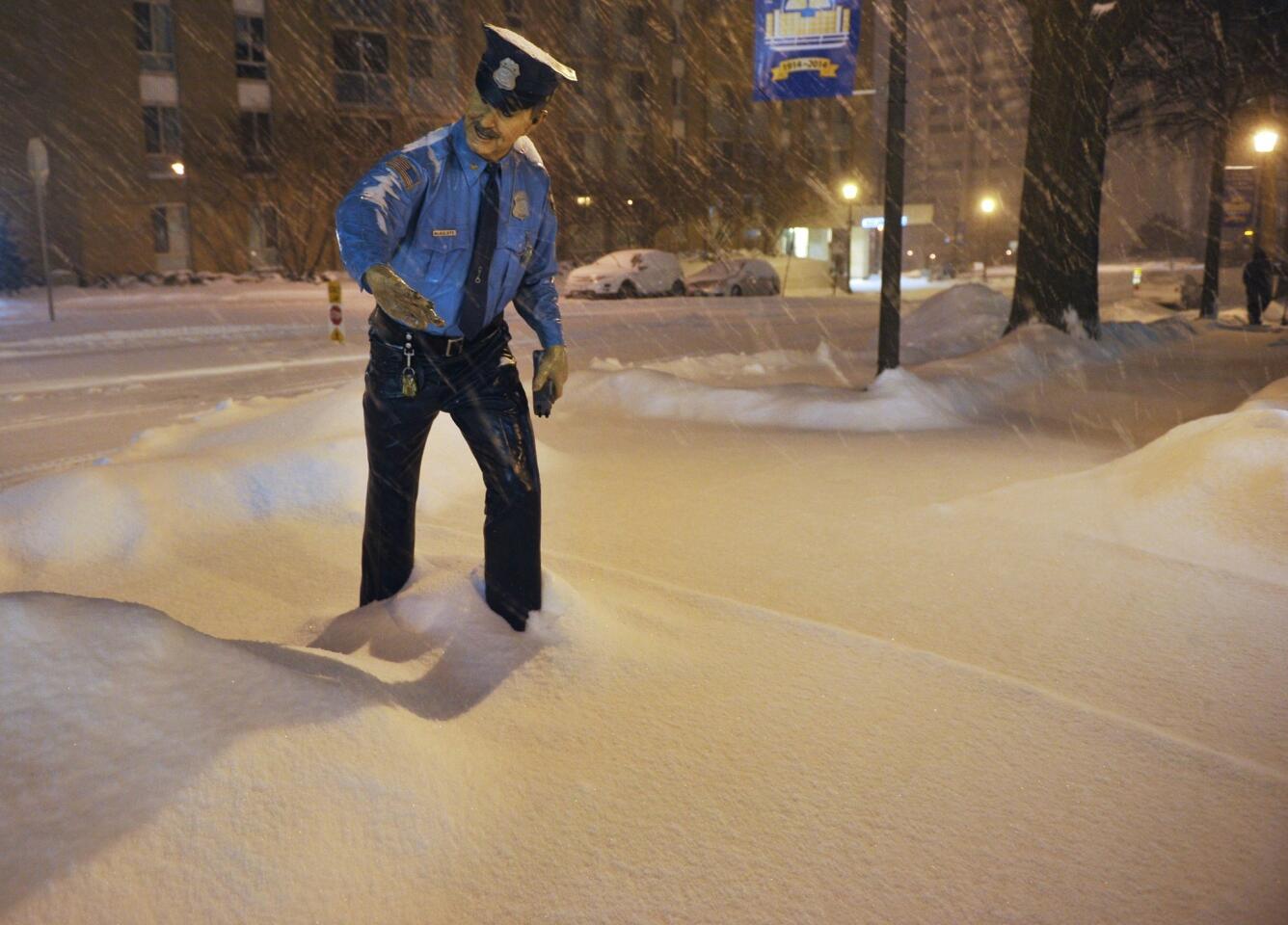 Snowstorm pounds mid-Atlantic