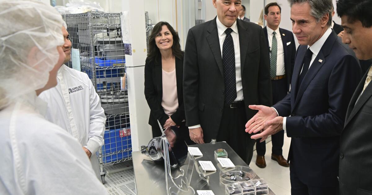 Applied Materials plans $4-billion computer chip research center - Los ...