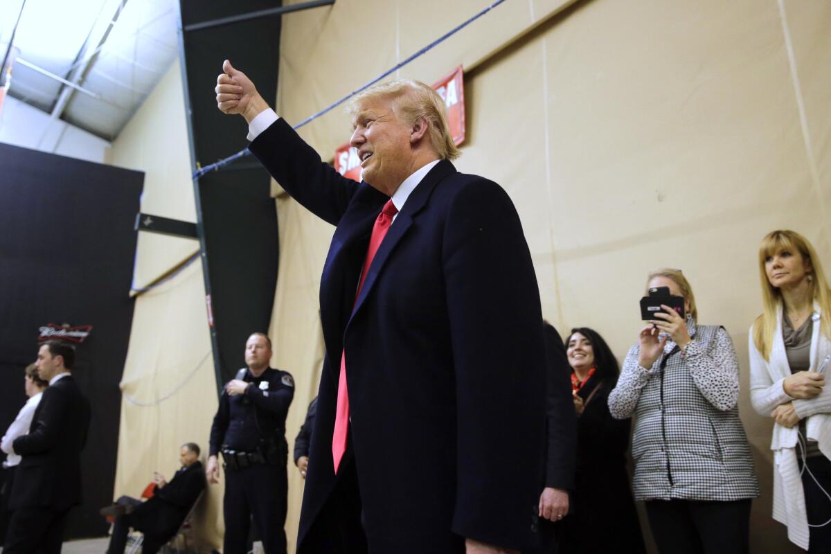 El precandidato presidencial republicano, Donald Trump, da una señal de aprobación mientras visita el sitio de las elecciones presidenciales primarias el Clive, Iowa, el lunes 1 de febrero de 2016. (Foto AP/Jae C. Hong)