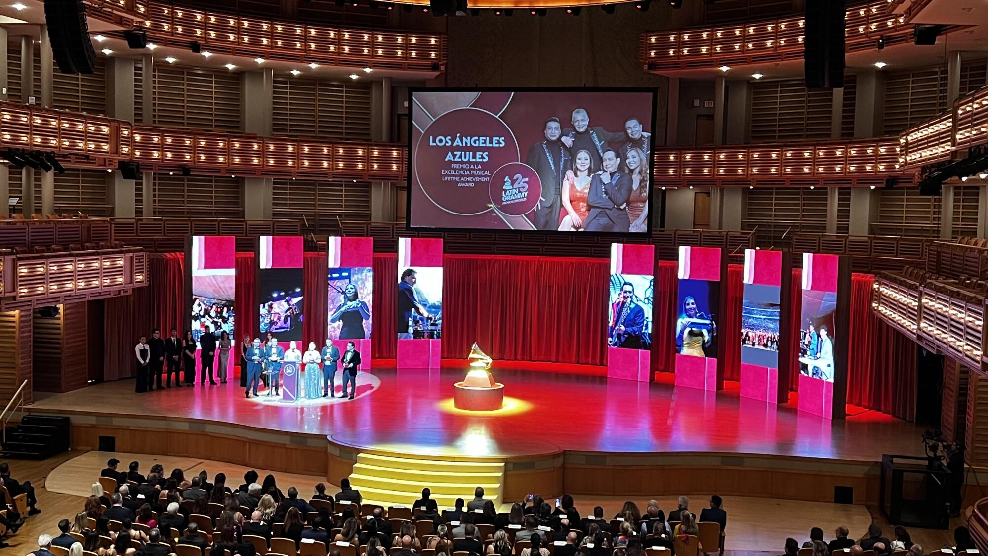 Los Angeles Azules en el escenario de los Premios Especiales.