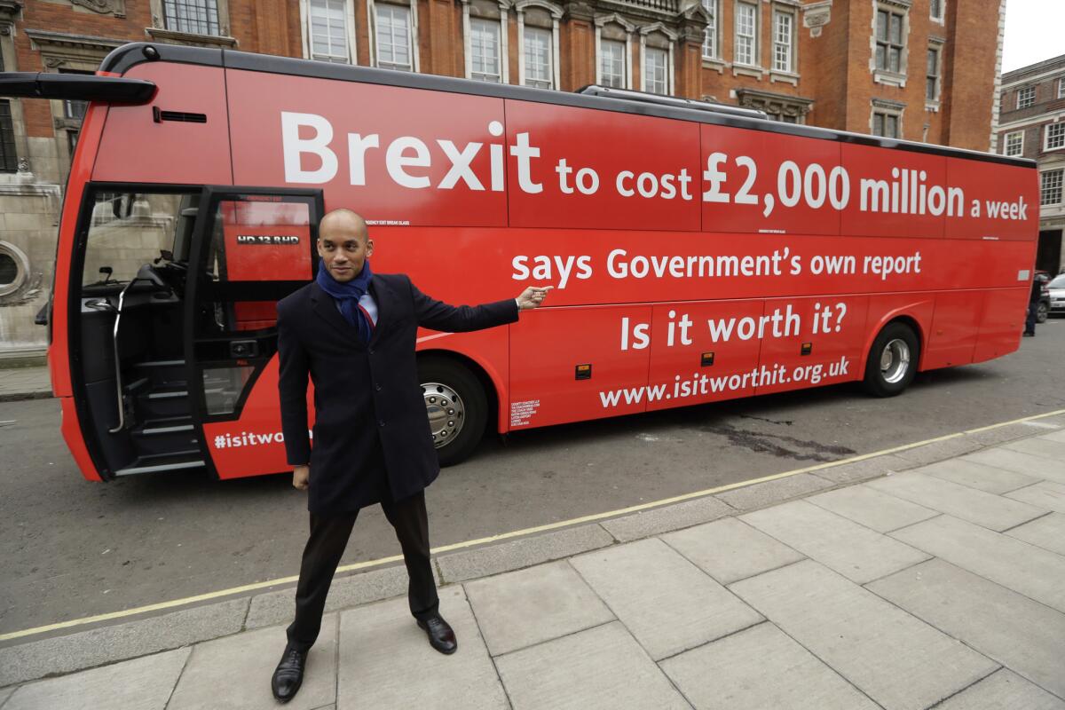 El parlamentario laborista británico Chuka Umunna posa para la foto frente a un autobús con el cartel "Brexit costará 2.000 libras por semana según informe del propio gobierno. ¿Vale la pena?", al iniciar una campaña nacional contra el Brexit en Londres, miércoles 21 de febrero de 2018.